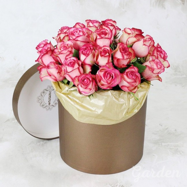25 кремово-розовых роз в шляпной коробке